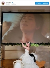 足立梨花、ウェディングドレス姿披露　バックには“復讐される自分”も