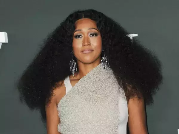 大坂なおみ、大胆なパーティールック　背中オープンのミニドレスで休暇を満喫