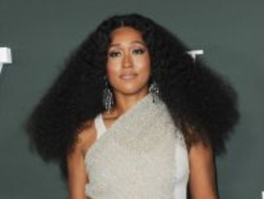 大坂なおみ、大胆なパーティールック　背中オープンのミニドレスで休暇を満喫