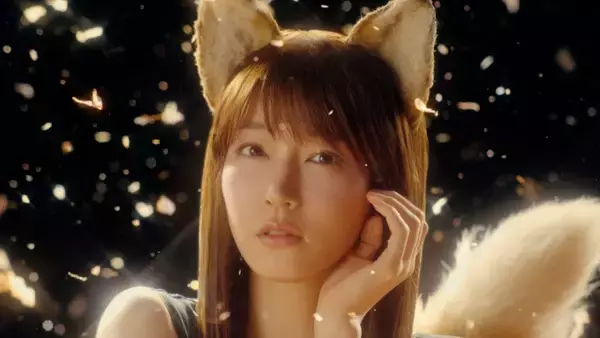 「吉岡里帆が約4年ぶりに“どんぎつね”に！　黒ドレスで鰹節に溺れる「日清のどん兵衛」新CM公開」の画像
