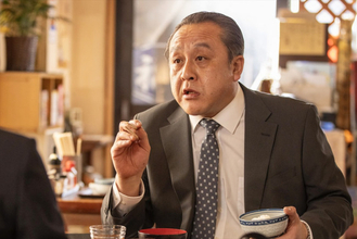 『銀河の一票』“選挙の天才”ガラさんのよろず相談所がスゴい「近所にいてほしい」「私も行きたい」演じる名バイプレイヤーにも称賛