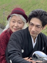 ディーン・フジオカ&草笛光子、カッコよすぎる2ショット! 『アンジーのBARで逢いましょう』メイキング写真公開