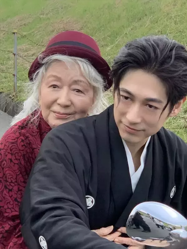 ディーン・フジオカ＆草笛光子、カッコよすぎる2ショット！　『アンジーのBARで逢いましょう』メイキング写真公開