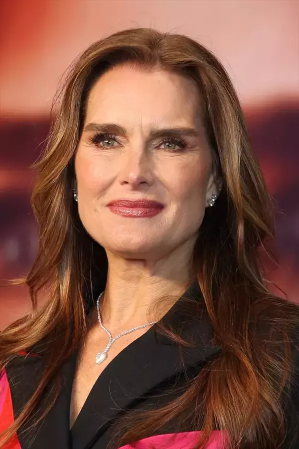 ブルック・シールズ、ジョン・F・ケネディ・ジュニアとの交際を振り返る「キス上手だった」