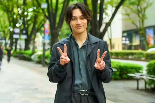 松田元太、スマートなダークグレースーツ姿で『はだかんぼうたち』クランクイン　演じる主人公は「悪っ！」