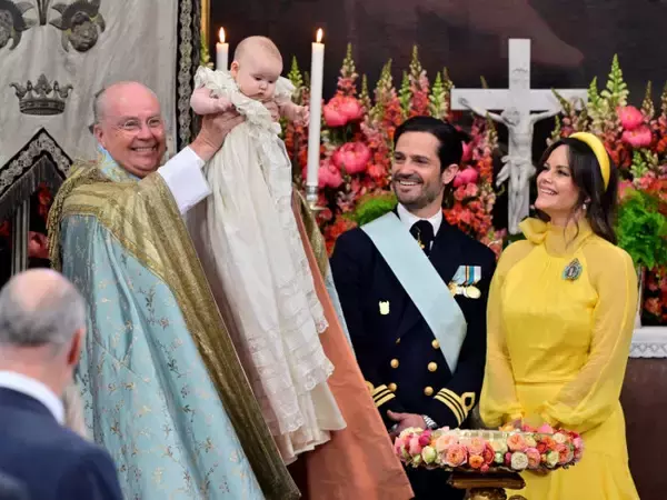 スウェーデン王室カール・フィリップ王子＆ソフィア妃、愛娘イネス王女の洗礼式で結婚10周年を祝う