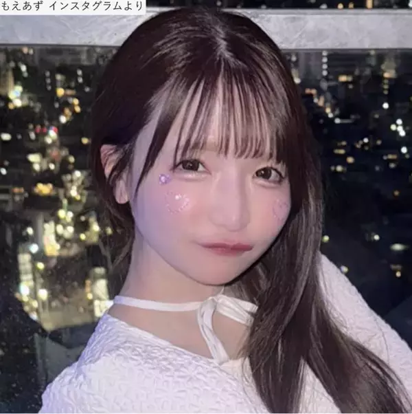 もえあず、水着でポージング　お昼ご飯を食べてしまい「おなか必死にひっこめてる」