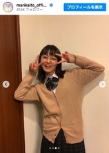 伊藤万理華、キュートな学生姿を披露　“ギャルピース”も