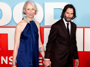 キアヌ・リーヴス、恋人とレッドカーペット登場でラブラブ “偽”結婚報道にも言及