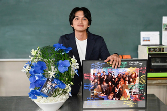 北村匠海『サバ缶、宇宙へ行く』クランクアップ　生徒たちのサプライズ登場に満面の笑み