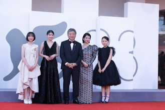 出口夏希＆蒔田彩珠、シックなドレス姿でヴェネチア国際映画祭レッドカーペットに登場