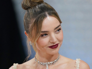 ミランダ・カー、ミニドレスでクリスマスムード全開　元夫も「いいね！」