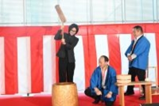 松嶋菜々子、約10kgの杵で餅つき　「全然大丈夫」と余裕の表情