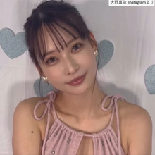 フォロワー130万の“日本一美しいドラマー”、ミニ丈ドレス姿が「スタイル抜群」　グラビアでも活躍中