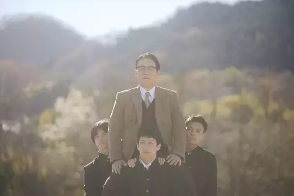 映画『NEW GROUP』“謎の校長”ピエール瀧の場面写真が解禁