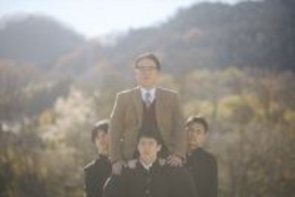 映画『NEW GROUP』“謎の校長”ピエール瀧の場面写真が解禁