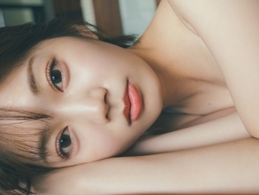 日向坂46・高本彩花1st写真集封入ポスカ、第4弾はベッドでまどろむ“大人なあやちぇり”