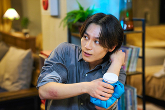 『はだかんぼうたち』第2話、“鯖崎”松田元太が英語でナンパ＆“抱っこ”キス！　奔放さにネット賛否「罪深い」「なぜか憎めない」（ネタバレあり）