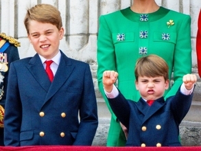 ジョージ王子＆ルイ王子、おそろいの赤ネクタイでトゥルーピング・ザ・カラーに