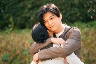 吉沢亮、婚約者に向ける愛情あふれる表情　映画『ファミリア』場面写真
