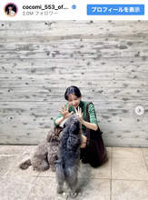 Cocomi、祖母撮影のミニスカショットで美脚あらわ　かわいい愛犬も登場「お出迎えしてくれました」