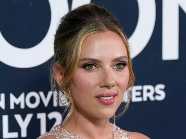 スカーレット・ヨハンソン、高校時代の交際相手が大物音楽プロデューサーになっていた