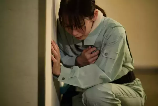 吉岡里帆＆奈緒、DV被害者と刑事の葛藤を熱演　『シャドウワーク』迫真の新場面写真公開