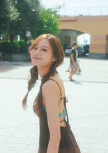 梅澤美波、“水着×ワンピ”のビーチコーデでお散歩！　2nd写真集『透明な覚悟』先行カット公開