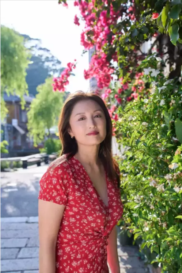 “3児の母”井上晴美、ヘルシー美ボディ惜しげなく披露するグラビア！　来月27年ぶり写真集2冊同時リリース