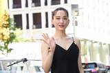「綾瀬はるか、ドレス姿でクラシックカーに乗り銀座に登場　歓声に笑顔」の画像1
