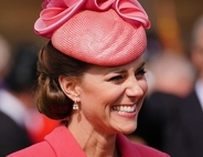 英キャサリン妃、ガーデンパーティーでお気に入りドレスの色違いをお披露目