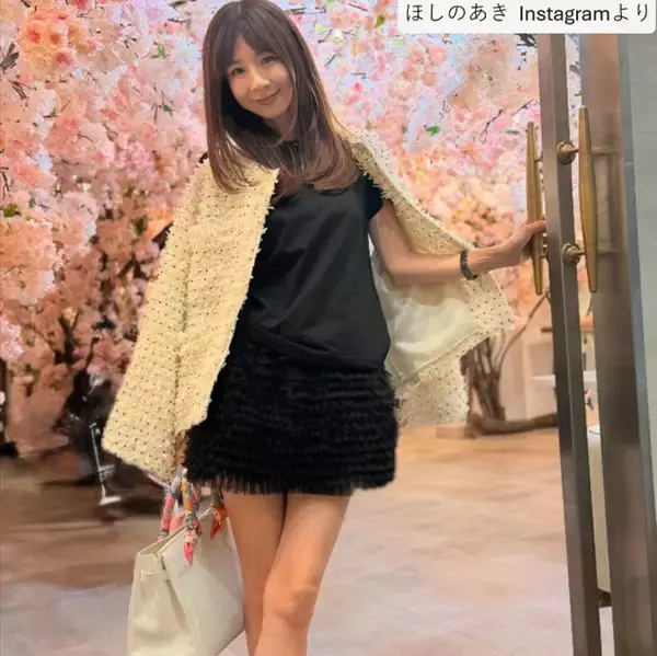 ほしのあき49歳、ミニスカワンピ姿で抜群プロポーション全開！　夫は13歳年下＆1児の母