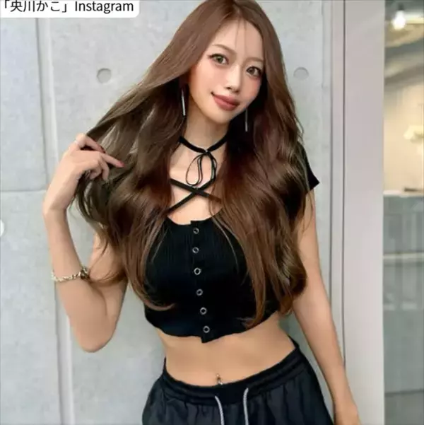身長172cm股下84cmの“9頭身レースクイーン”、黒ミニ丈ショットが「お人形さん」「誰もが振り向く美女」