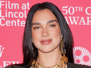 デュア・リパ、つま先までグッチ！　全身モノグラムに包まれトークイベントに登場