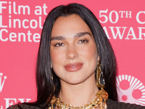 デュア・リパ、つま先までグッチ！　全身モノグラムに包まれトークイベントに登場