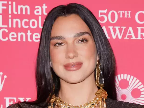 デュア・リパ、つま先までグッチ！　全身モノグラムに包まれトークイベントに登場