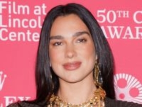 デュア・リパ、つま先までグッチ！　全身モノグラムに包まれトークイベントに登場