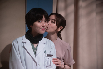 松岡茉優×仲里依紗『ダウンタイム』セットツアー映像解禁　話題の“研ナオコ特殊メイク”にも迫る