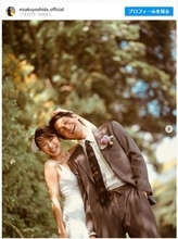吉田栄作、内山理名と“結婚1周年”　幸せあふれるウエディングフォトに「なんて素敵なご夫婦」「お似合い」