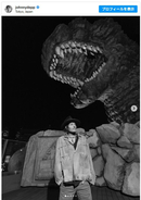 8年半ぶり来日のジョニー・デップ、ゴジラとの記念写真に反響