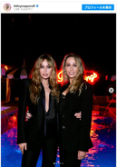 「双子みたい」の声殺到　マイリー・サイラス、母とそっくり2ショット