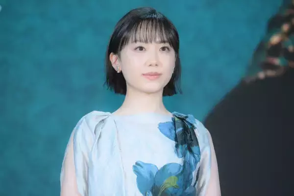 芦田愛菜、フラワーモチーフの華やかなロングドレス姿披露　人気原作実写化にSNS期待「絶対はまり役」「楽しみすぎる！」