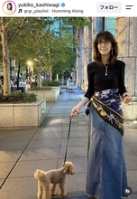 柏木由紀子78歳、デニムスカート×腰巻きスカーフの“大人コーデ”に反響「自然に似合う方って素敵」