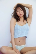 川津明日香、初夏にふさわしい爽やかグラビア　美スタイルにも注目