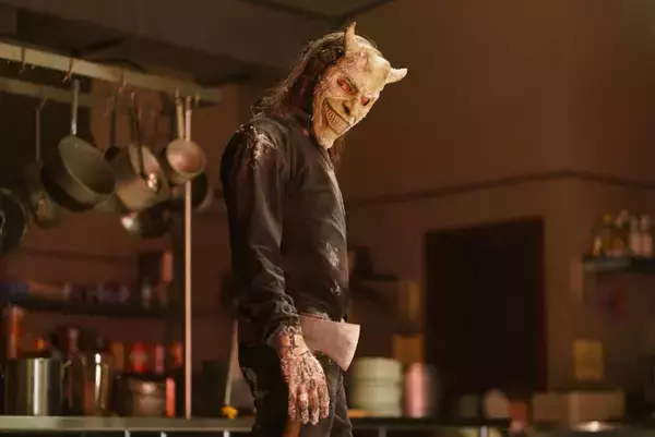 イーサン・ホークの前作での怪演は序章に過ぎなかった――映画『ブラックフォン ２』、少女の夢に出現する連続殺人鬼グラバー本編映像