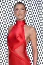 ネイキッドドレスの上級編　ベラ・ハディッド、赤の大胆ドレスで俳優デビュー作プレミアに登場