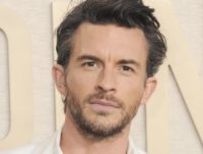 People誌「2025年最もセクシーな男性」はジョナサン・ベイリー！　同性愛を公表する人物として初の受賞