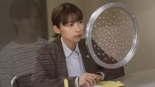 『テミスの不確かな法廷』“小野崎”鳴海唯、居酒屋で絡み酒　視聴者デジャブ「『あんぱん』でも見た」「琴子さんじゃん笑」