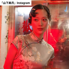 山下美月、大人の色気放出　ネオン浴びて映えるチャイナドレス披露を公開