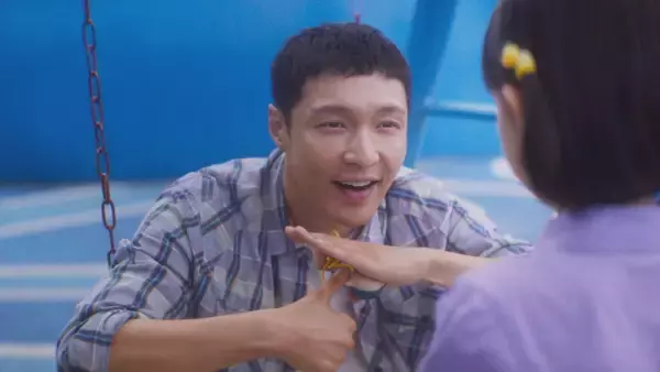 EXO“レイ”チャン・イーシン主演『愛がきこえる』新場面写真解禁　きこえない父と7歳の娘の心温まる絆を描く感動作